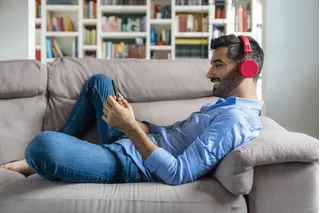 Hombre escuchando música