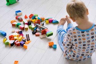 Niño jugando con piezas de lego