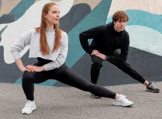 Jóvenes entrenando con ropa deportiva