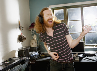 Hombre disfrutando de la música con sus auriculares supraaurales