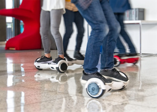 pessoas andando de hoverboard