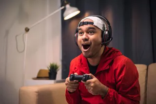 Homem jogando videogame