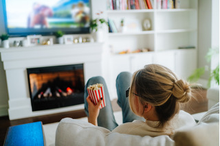 Mujer mirando TV