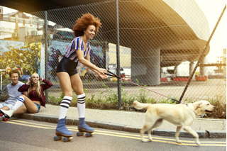 Mulher andando de patins com cachorro