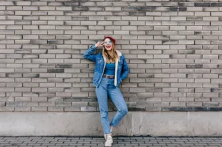 aprenda a combinar estilos con mom jeans 