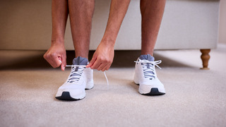 Outfit con zapatillas hombre