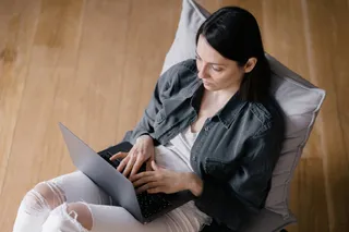 Mulher usando notebook