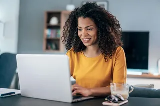 Mulher usando notebook com armazenamento SSD
