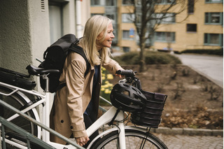 mulher com bicicleta elétrica