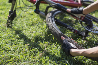 Ciclista checa detalhes de uma bicicleta