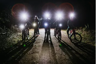 Ciclistas en la noche