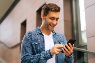 Hombre en la calle con celular