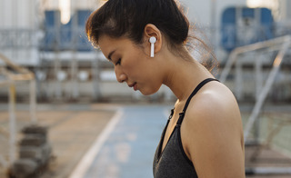 Mujer con auriculares inalámbricos