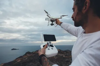Homem utilizando drone