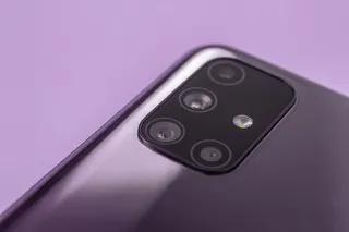Vista de cerca de un celular con todas sus cámaras