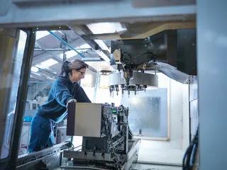 Tornos mecánicos: la máquina esencial para la producción de piezas metálicas