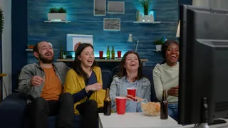 Grupo de amigos assistindo TV