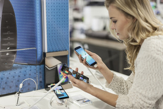 Mujer comparando celulares