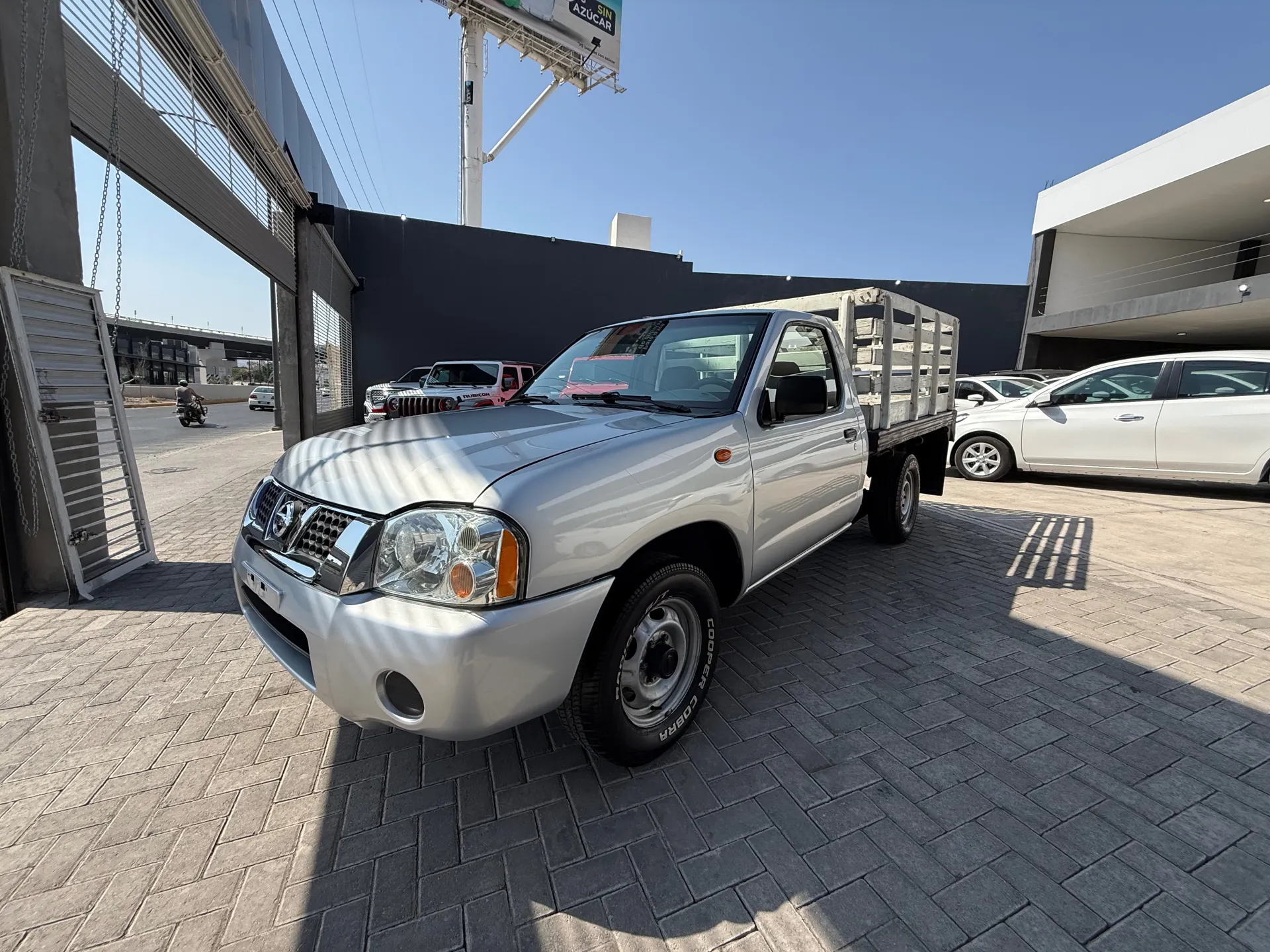 Nissan Np300 2.4 Estacas Dh Mt