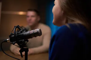 Mujer con micrófono