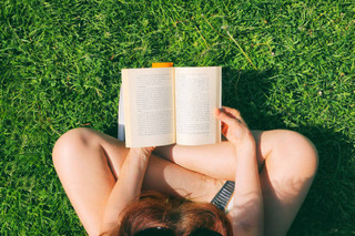 Mujer leyendo un libro en un parque