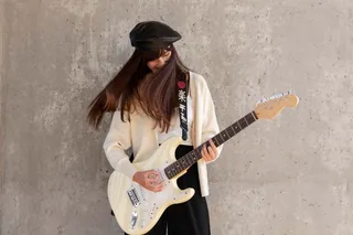 Mulher tocando guitarra