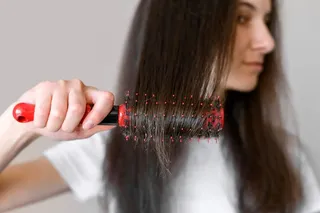 Mulher escovando o cabelo
