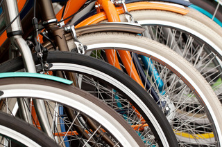 Detalhes de sistema de cĂąmbio e passadores de marcha em vĂĄrias bicicletas
