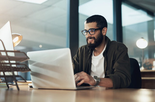 Un hombre usa su notebook en el trabajo