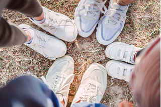 Outfits con zapatillas blancas