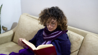 Mujer leyendo libro