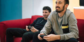 amigos em reunião de videogame