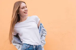  Jovem vestindo blusa branca simples
