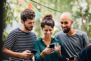 Un grupo de amistades utilizando smartphones.