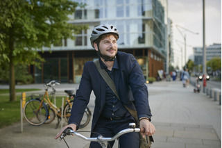 Hombre paseando en bicicleta