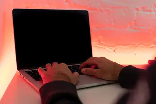 Manos en notebook