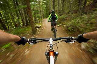 Casal ciclista em trilha