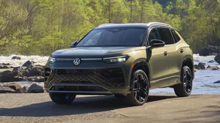 El nuevo Tiguan SEL R-Line Turbo 2026 exhibe un frontal imponente con la nueva firma lumínica LED.