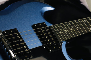 6 cordas de uma guitarra azul
