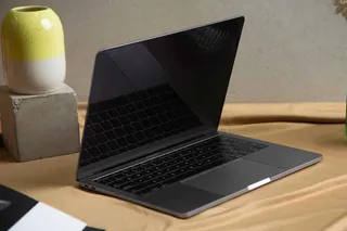 Notebook semi aberto sob a mesa