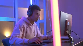 Homem jogando em computador
