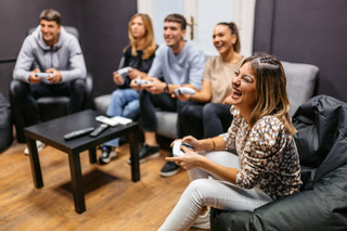 grupo de amigos desfrutando de um divertido videogame