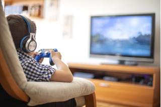 Niño jugando videojuegos