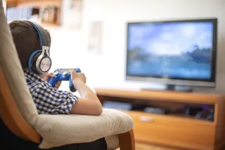 Niño jugando videojuegos