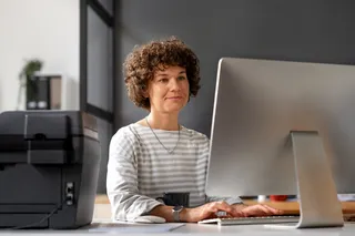 Mulher trabalhando em computador