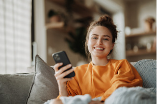 mujer usando smartphone