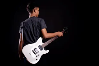 Homem tocando guitarra