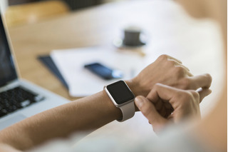 Un smartwatch en la muñeca de una mujer