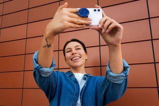 Mulher tirando selfie no celular