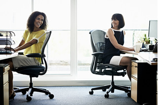 Mulheres sentadas em cadeiras de escritório